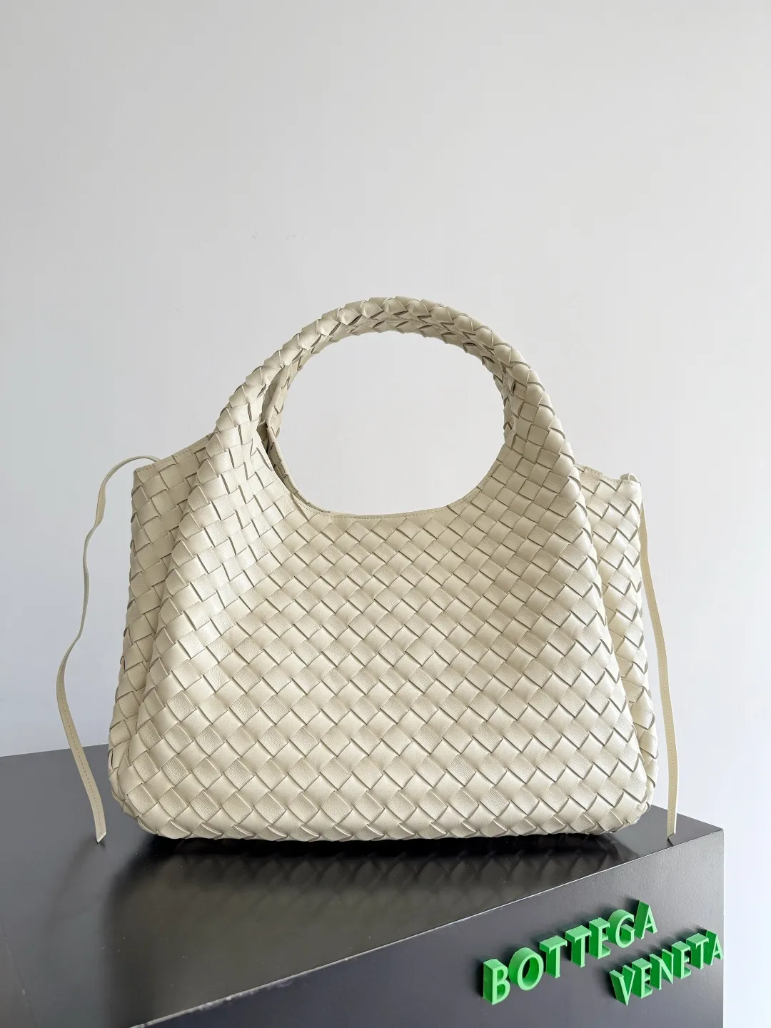 Batch 2760 new products are coming! BOTTEGA VENETA Bottega Veneta's 2025 new Campana shoulder bag is on the market~ First of all, I would like to praise the weight of this bag. As a not too small bag, it is very light for daily use. For people like me who need to carry a lot of belongings when going out, this advantage is great, and it greatly reduces the burden of traveling. 🛍️The shape is a bit like a combination of parachute and jodie. The blunt triangle shape is cute and honest. Carrying it on your back when going shopping is a good mood accelerator. The handles and body of the bag are both classic weaves. A tie is added to the original open design. If it is not tied up, the bag will look like a small vegetable basket when carried. Style number: 844250 Size: 39*24*18.5cm